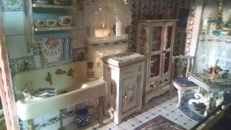 shabby dollhouse